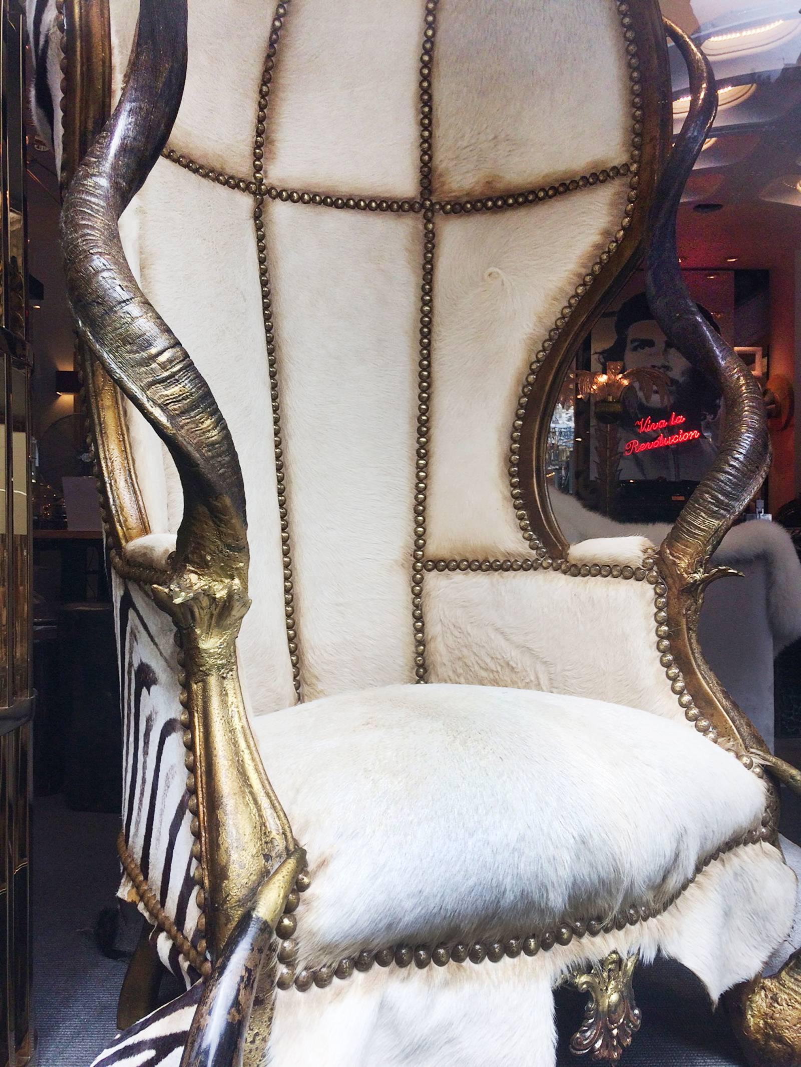 Zebra-Hoher Sessel mit Kudu- und Buffalo- Hornen im Zustand „Hervorragend“ im Angebot in Paris, FR