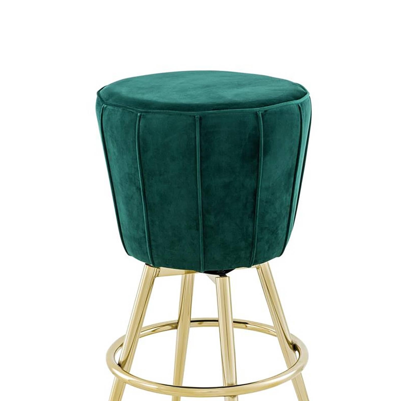 Stool saloon with structure in wood. Seat upholstered
with green velvet fabric. With champagne gold finish feet.
Saloon bar in green velvet available but not included.
