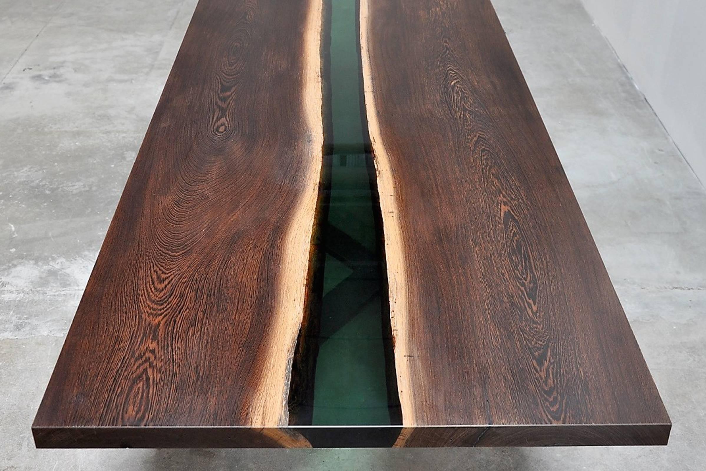 Fait main Table de salle à manger ou table de conférence en bois de wengé et résine de la forêt d'émeraude en vente