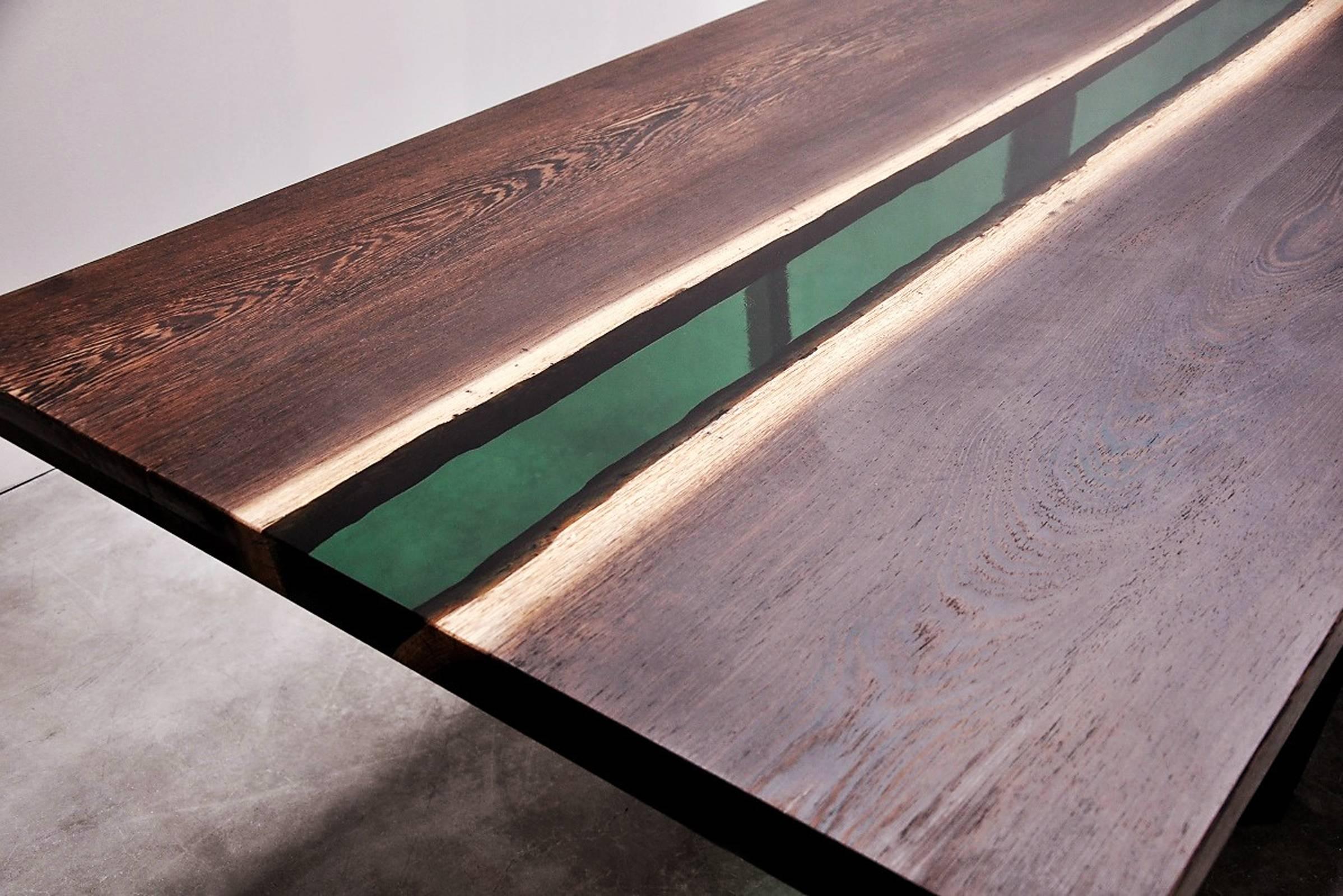 Table de salle à manger ou table de conférence en bois de wengé et résine de la forêt d'émeraude Excellent état - En vente à Paris, FR