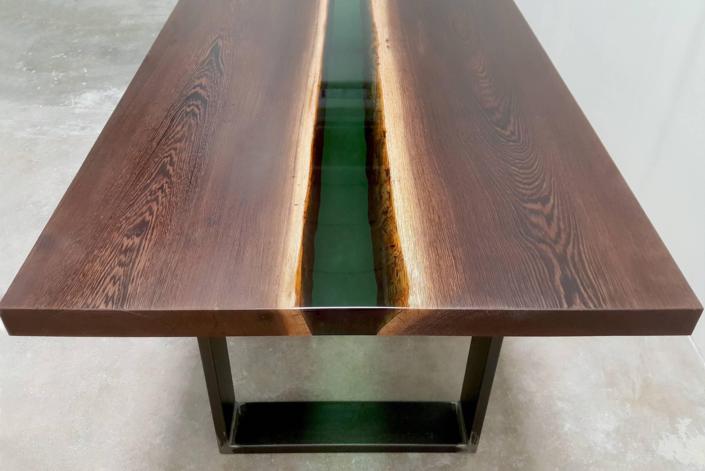 Résine Table de salle à manger ou table de conférence en bois de wengé et résine de la forêt d'émeraude en vente