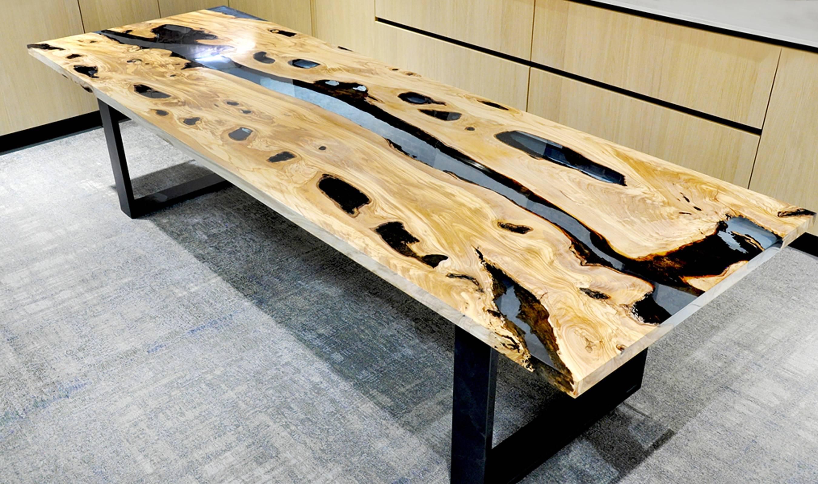 Dining table calabra olive tree with blue transparent resin.
Length of the trunks of olive trees rarely exceeds 1.50 meters for
of the reasons inherent in the gathering. This table was made in
two trees more than 3 meters, which is very rare. To