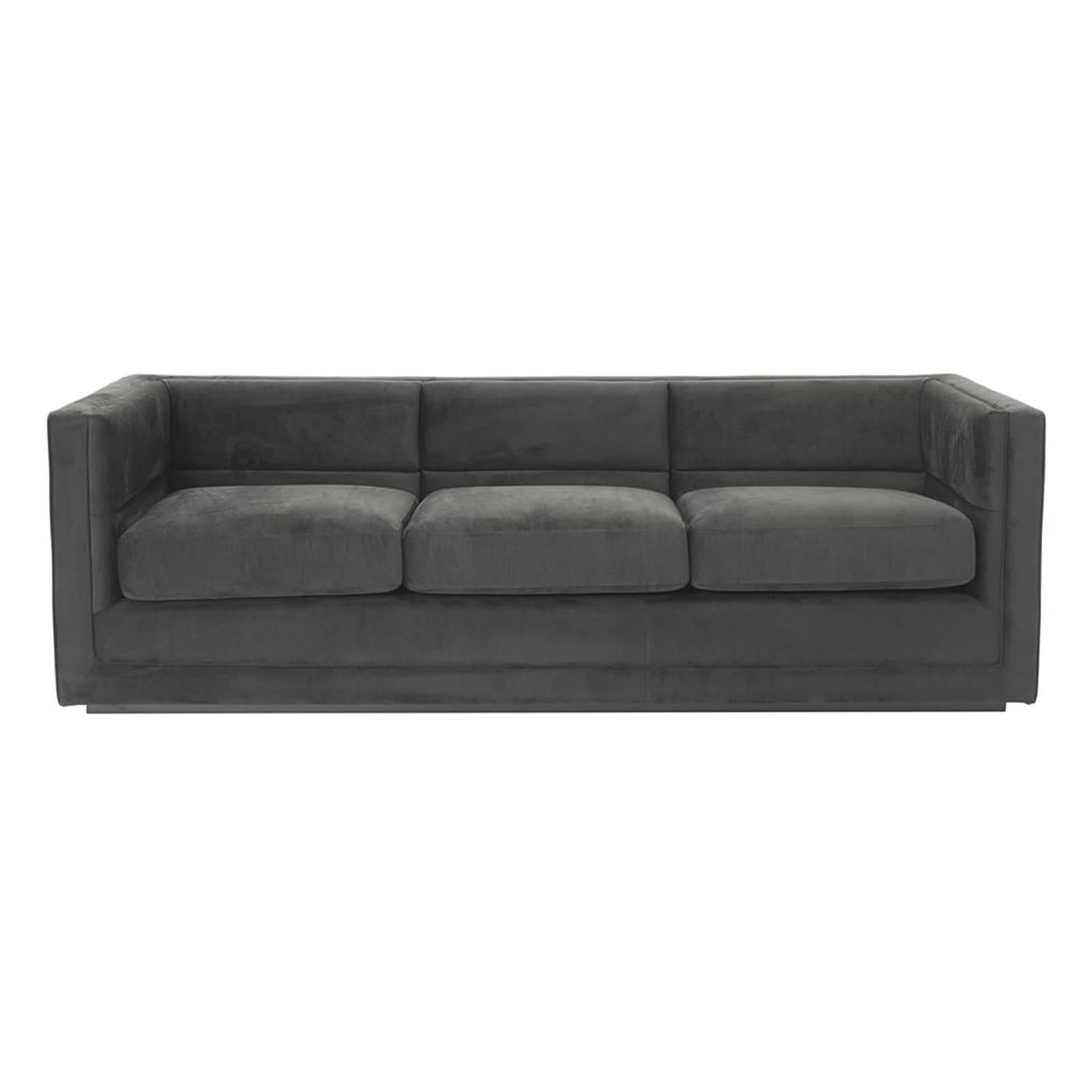 Sofa becker with structure in solid wood.
Upholstered with anthracite grey fabric.
Fire retardant treatment. Also available with
pebble grey fabric. Also available in armchair
Becker.
