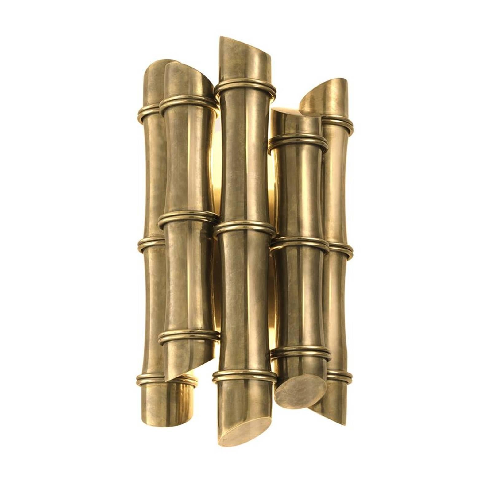 Wall light Spa with structure in vintage brass finish.
2 bulbs, lamp holder type E14, max 40 watt. Bulbs
not included. Also available with structure in polished 
stainless steel. Also available in table lamp Spa.
