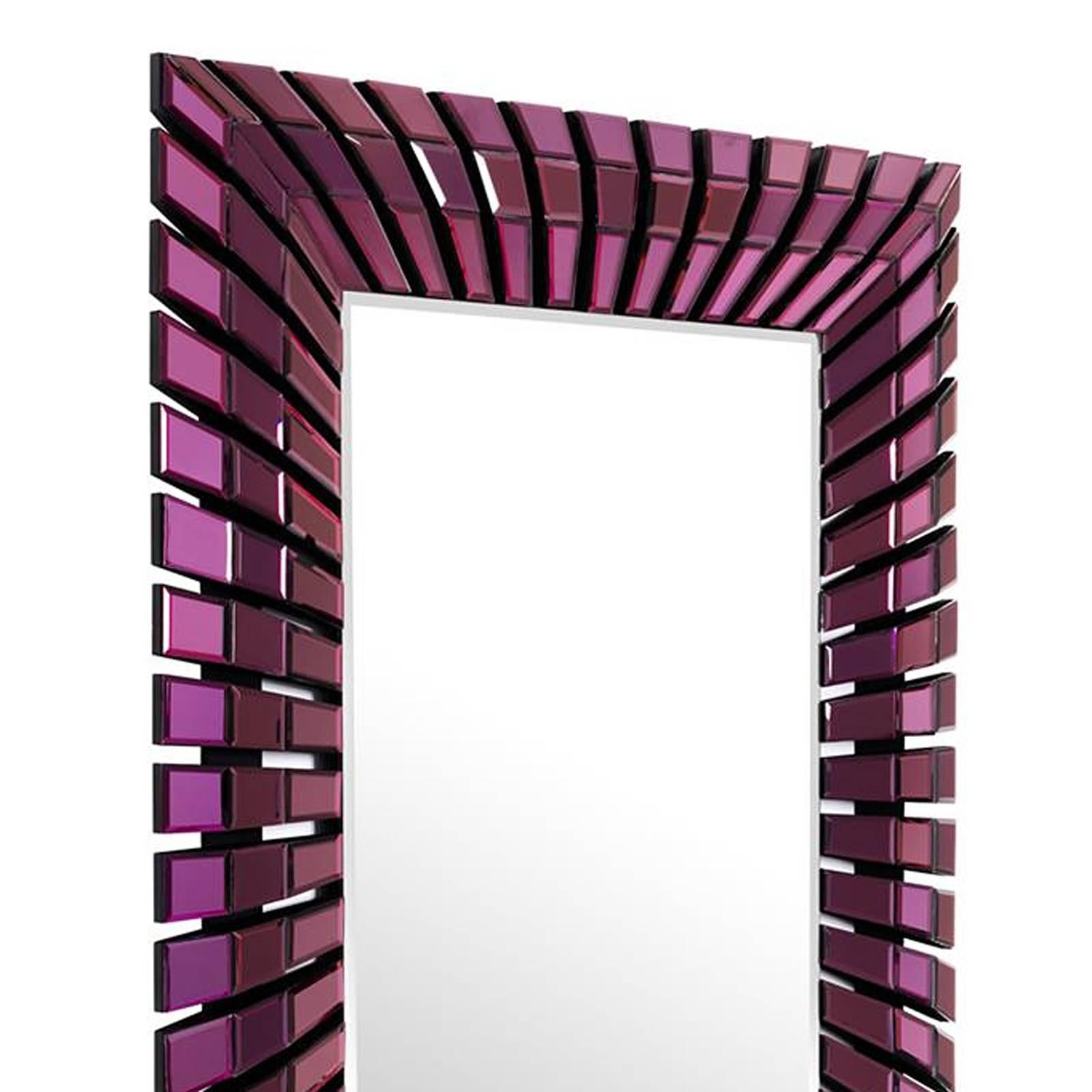 Mirror eclipse in purple bevelled mirror glass.
Frame in fibre. Smart indoor mirror.
Also available in clear bevelled mirror glass.
