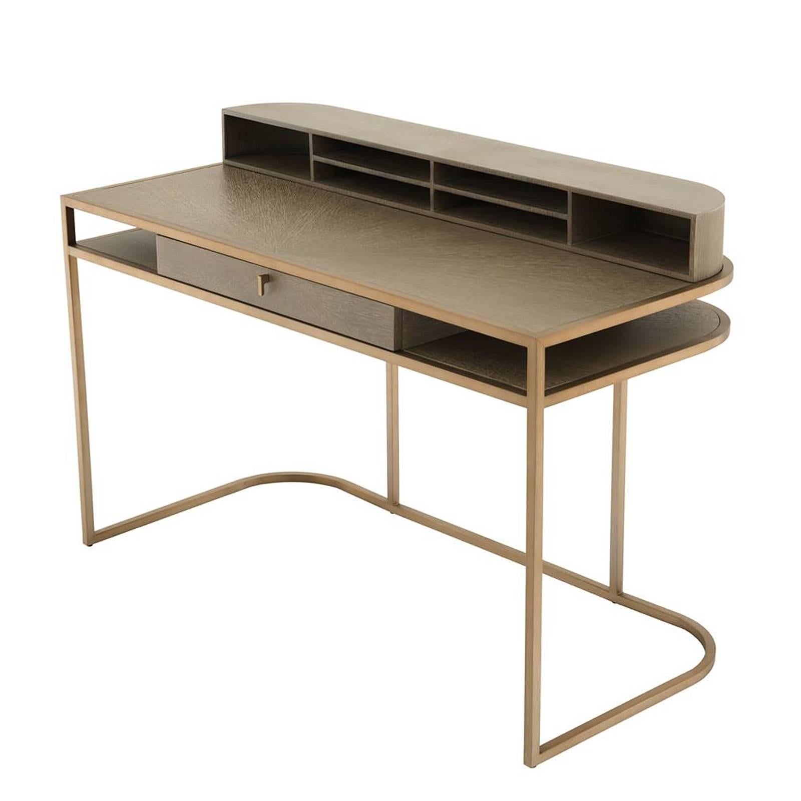 Desk catalaga made in washed oak veneer. 
Structure in brushed brass finish. With 1 drawer.
Desk in: L130xD60xH75cm, 
Shelf part in: L126xD18xH12cm.

   