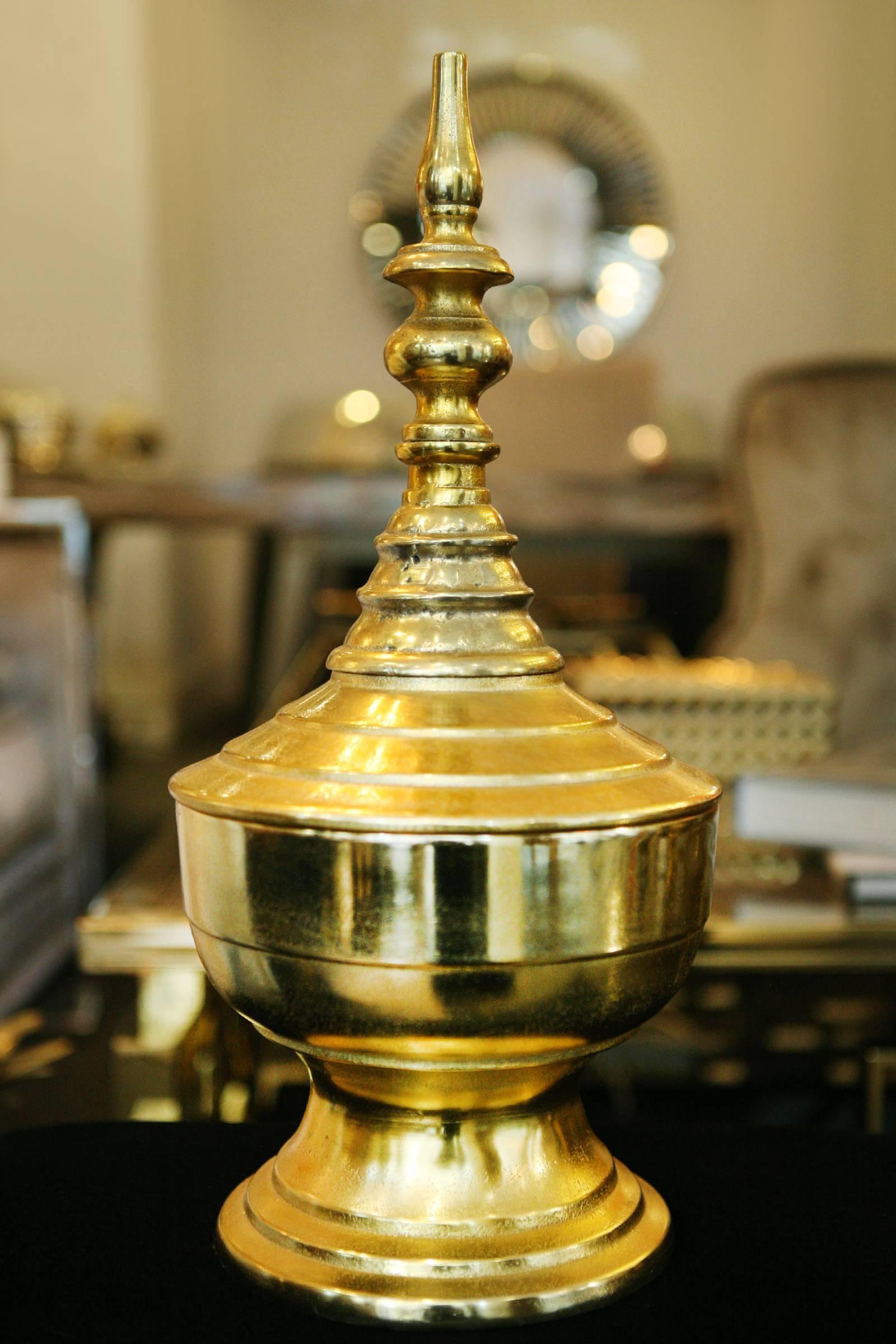 Urn reliquary in polished brass. In two parts, base 
and lid.
