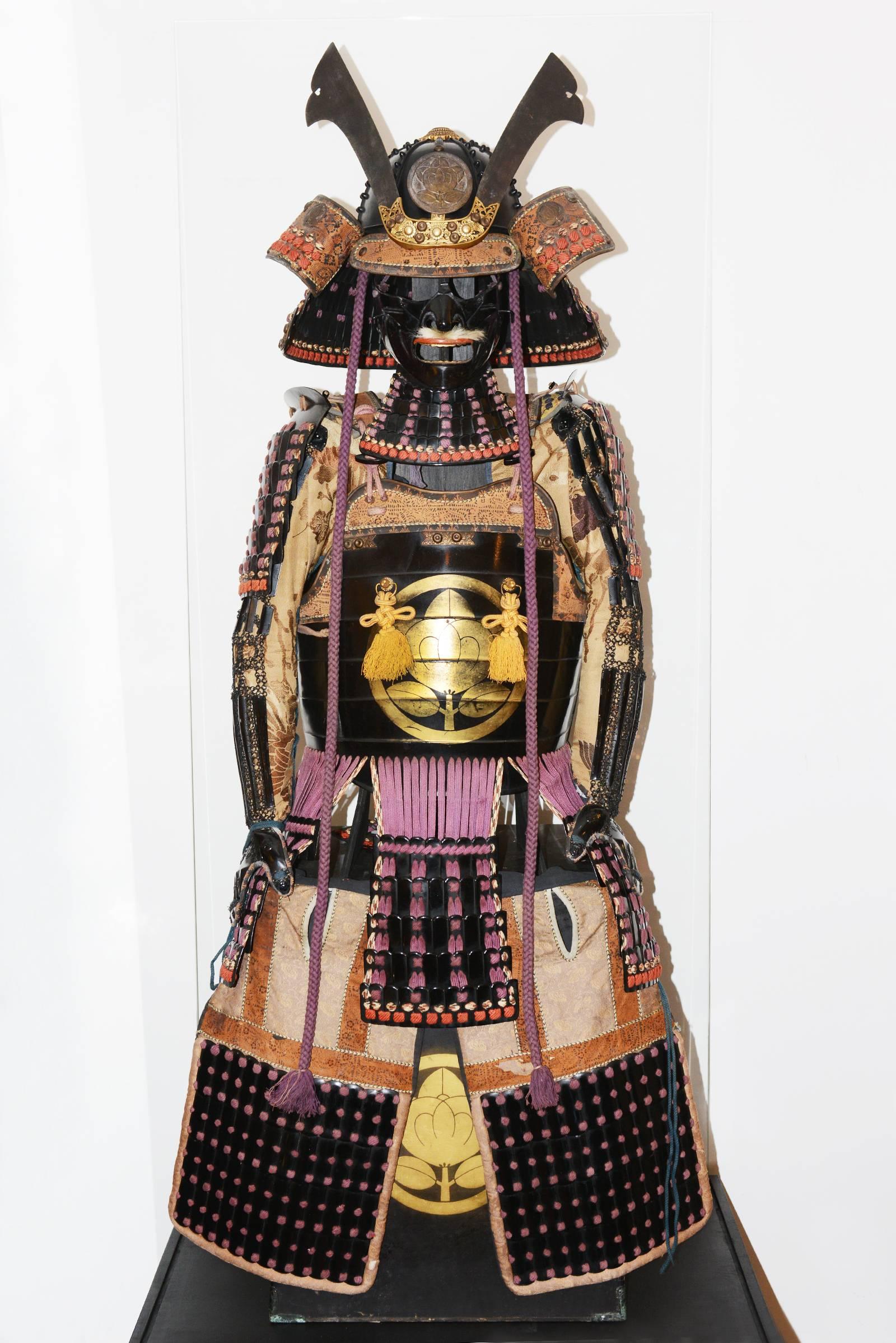 Armor Samurai Yoroi Tosei Gusoku, from Damyo family.
O-mi province, Hiko-né residence, Japan. From Meiji era,
1868-1912, armor from year 1900. Delivered with certificate.
Under led light box in glass.
Measure: Led box: L 80 x P 60 x H 230 cm