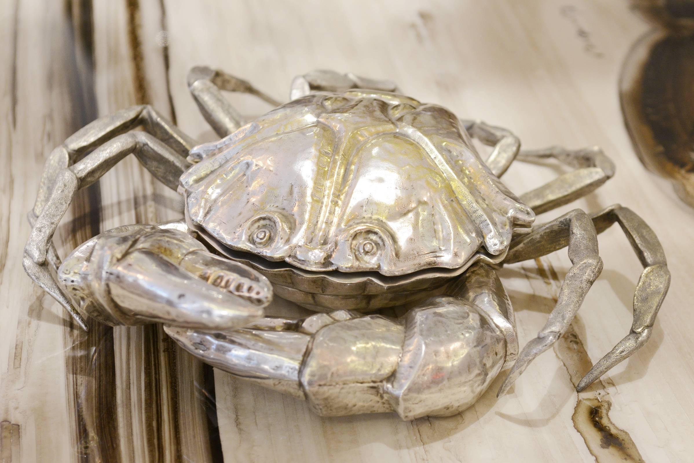 Caviar cup crab made in chiselled silver bronze.
With clear glass cup inside. Casted piece with
handcrafted finishes. Exceptional piece.
