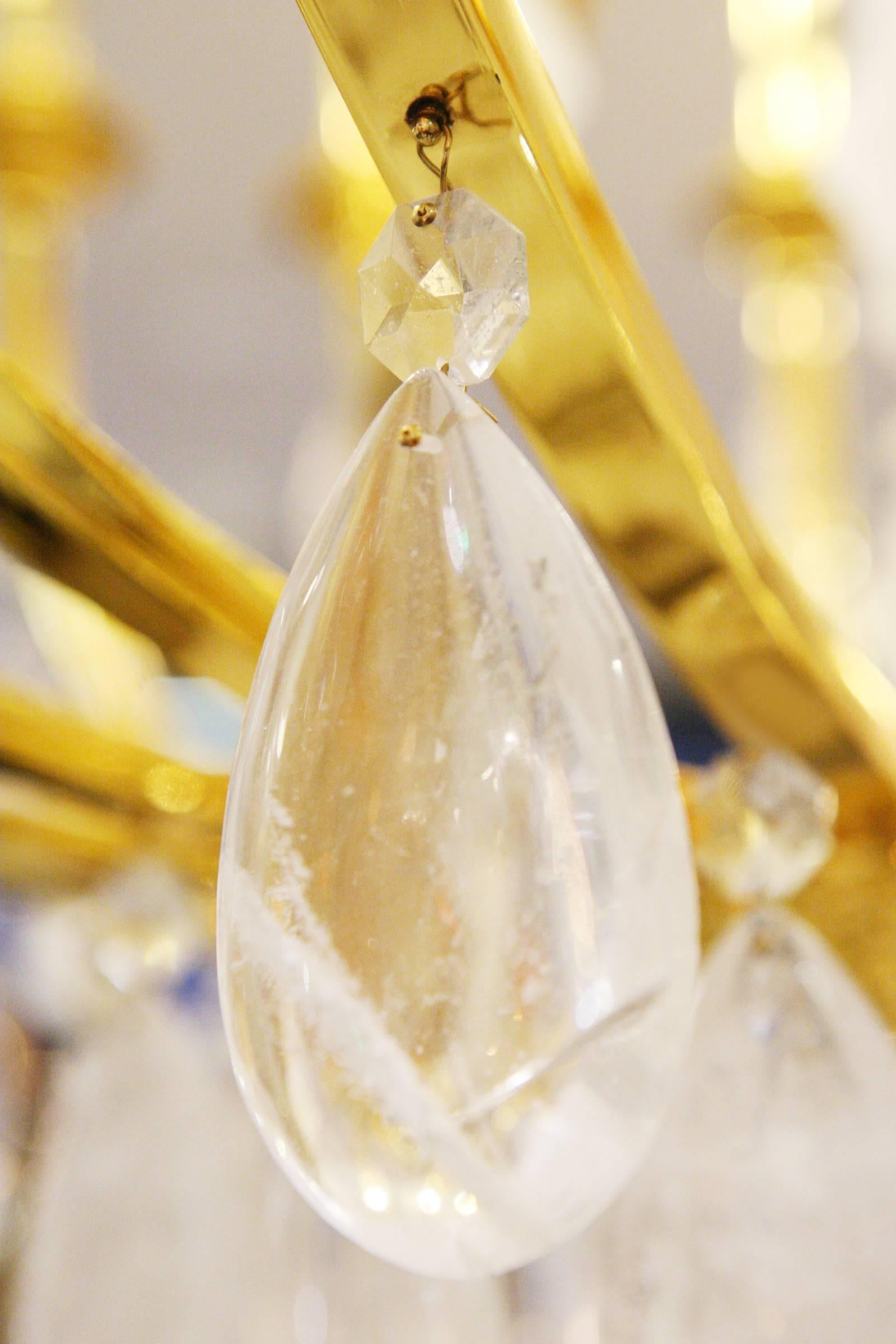 Gold- und Kristallstein-Kronleuchter mit handgeschliffenen Kristallstein-Anhängern im Angebot 1