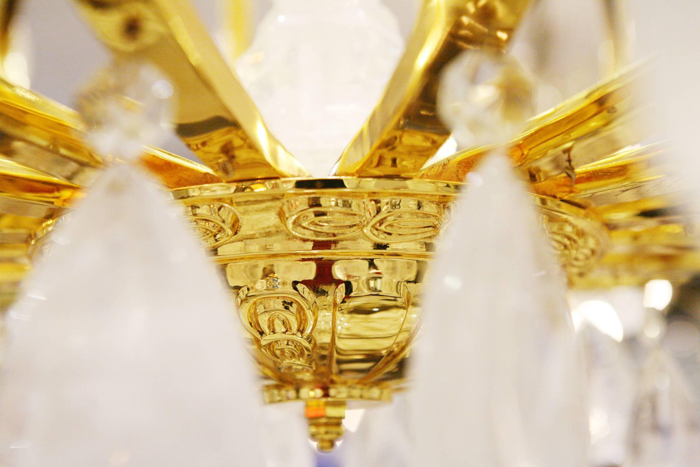 Gold- und Kristallstein-Kronleuchter mit handgeschliffenen Kristallstein-Anhängern (Vergoldung) im Angebot