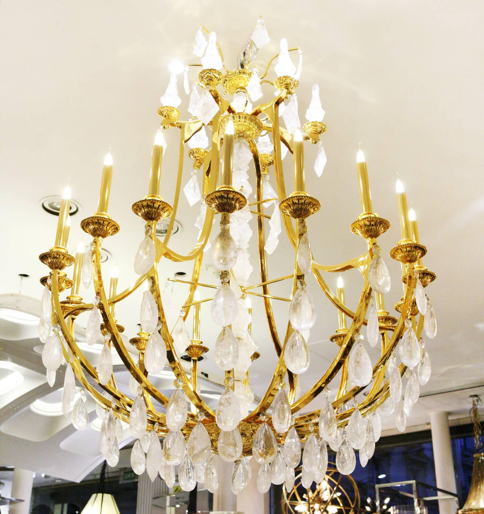 Chandelier gold and crystal rock with structure in solid bronze
and gold-plated, with 18 arms of lights. With hand-carved crystal 
glass pieces. Classical Cage chandelier with one level of lights. 
Made in France in 2023. Exceptional piece.


 