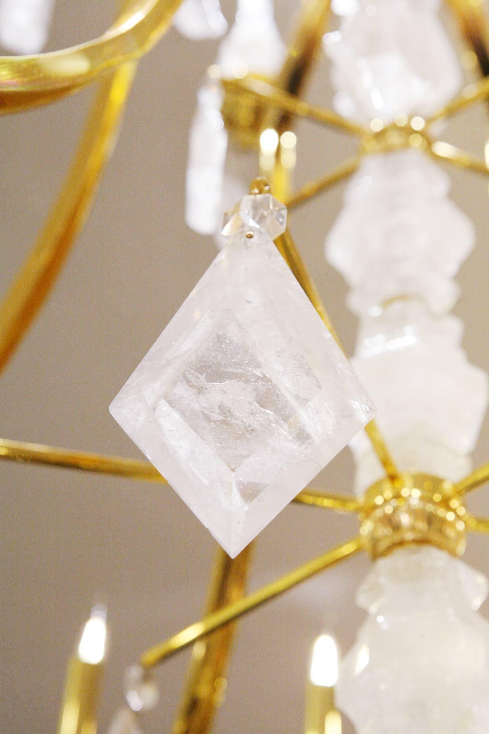 Araña de oro y roca de cristal con colgantes de roca de cristal tallada a mano en venta 3