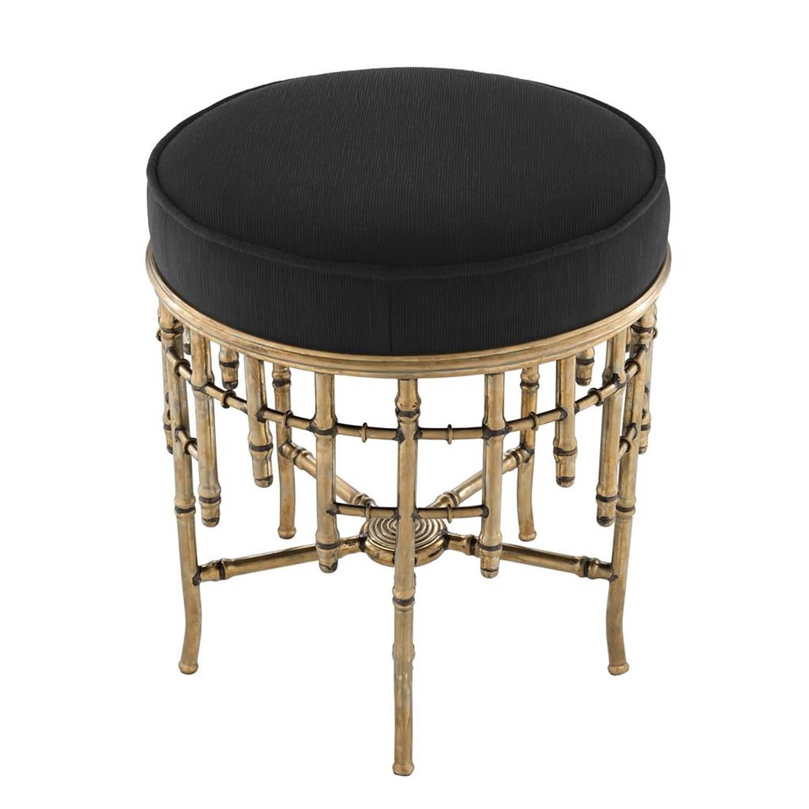 Stool reed medium with structure in vintage brass 
finish. Seat upholstered with black albin velvet.
Also available in stool reed square or large.
