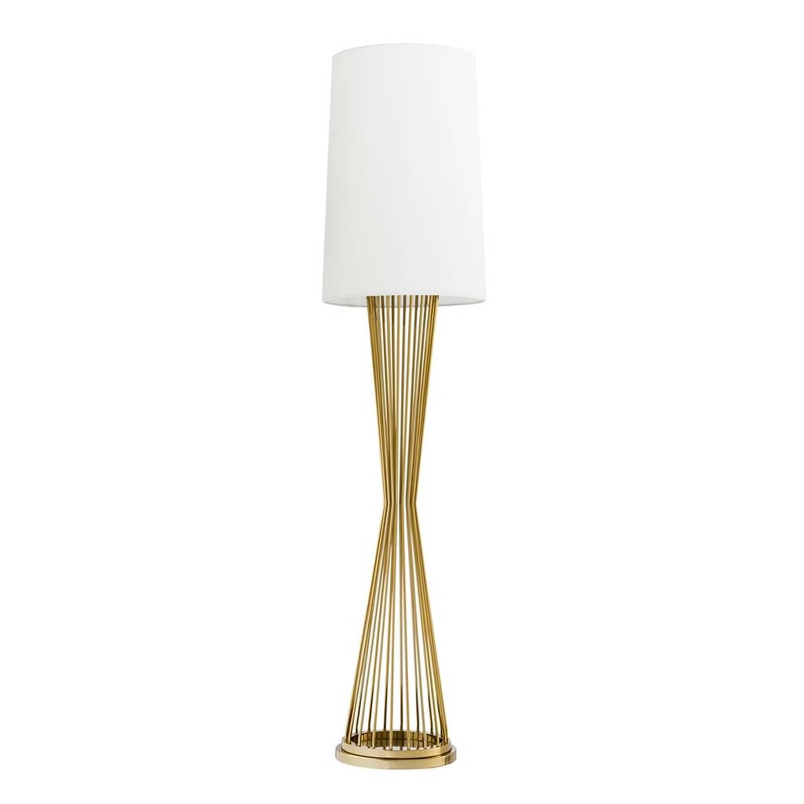 Floor lamp Barnet with base in gold finish.
Off-white shade included. One bulb, lamp holder
type E27, max 40 watt. Bulb not included.
Also available in nickel finish.
Also available in table lamp Barnet.
