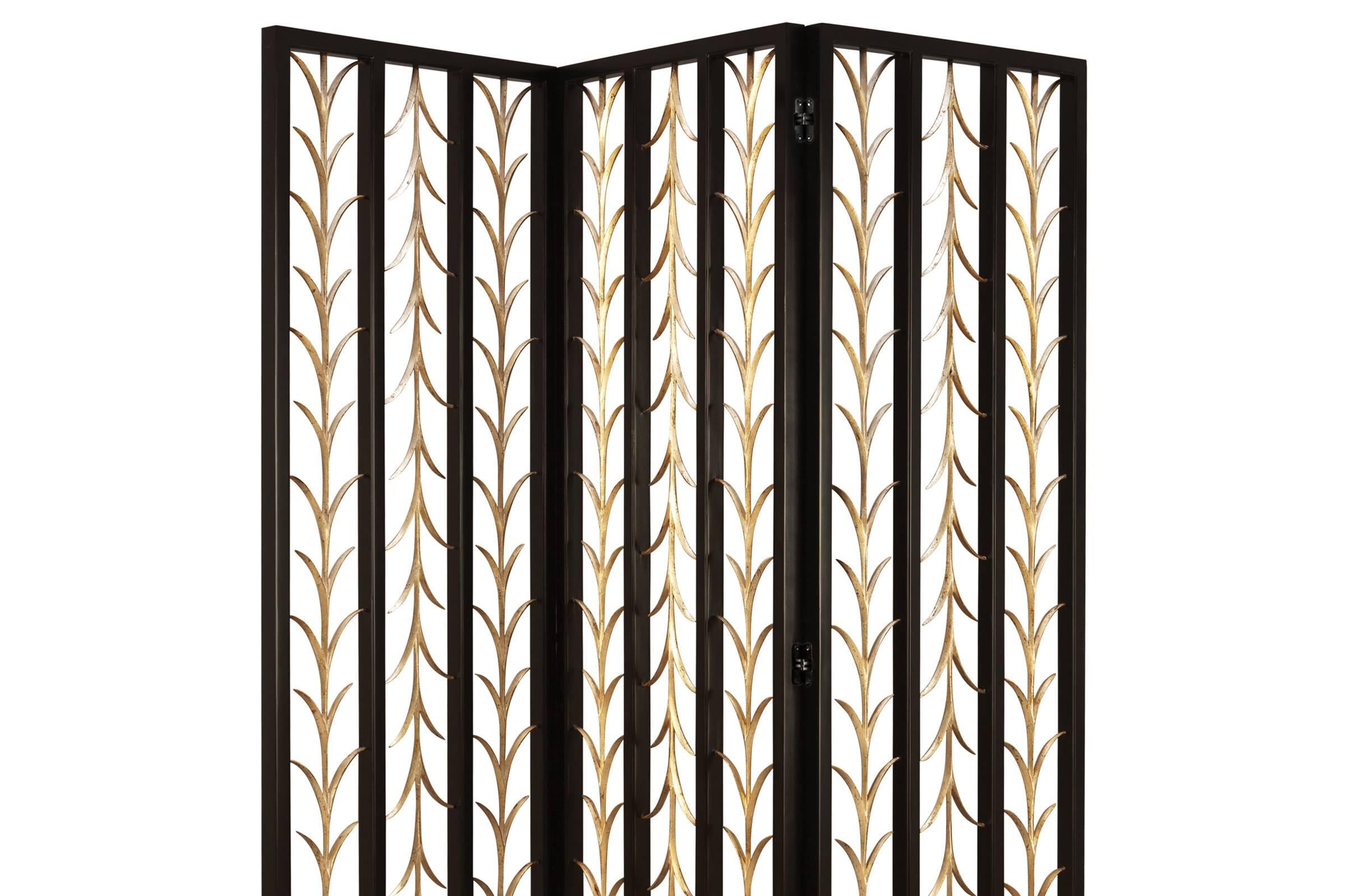 Screen feathers with structure in handcrafted forged
black satin iron. Feathers details in gilded Italian silver
finish. Subtle and elegant piece of decoration.

 