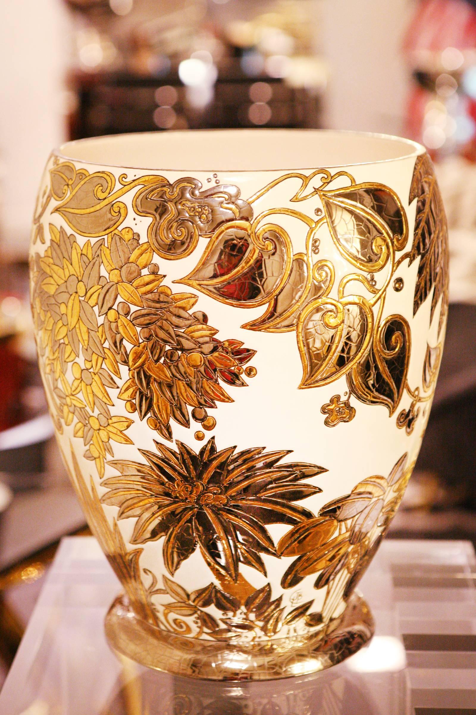 Palmers Weiße und vergoldete Vase Emaux de Longwy, limitierte Auflage im Zustand „Hervorragend“ im Angebot in Paris, FR