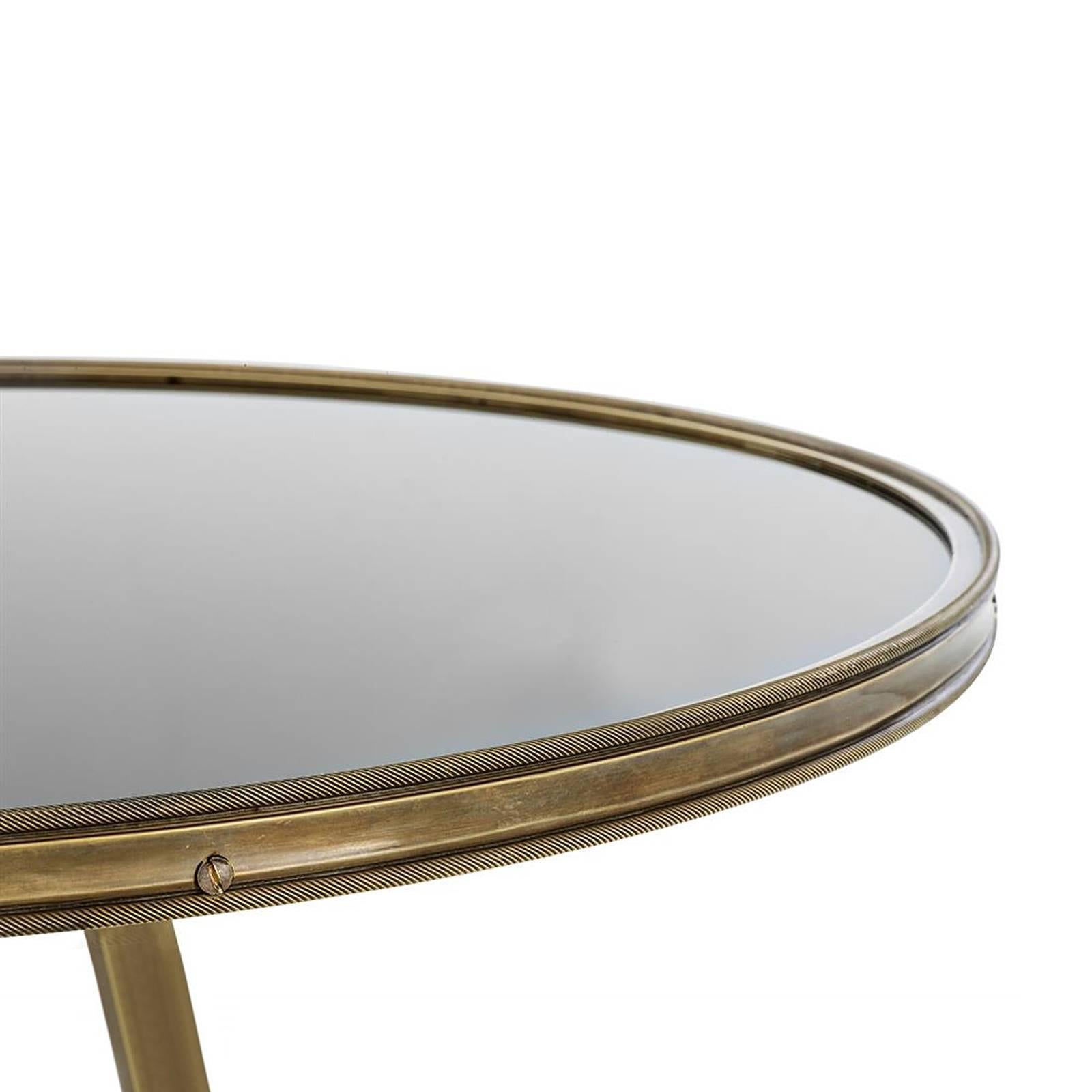 Side table cupidon with structure in 
antique brass finish. With black glass top.
Also available in antique silver plated finish
with black glass top.
 