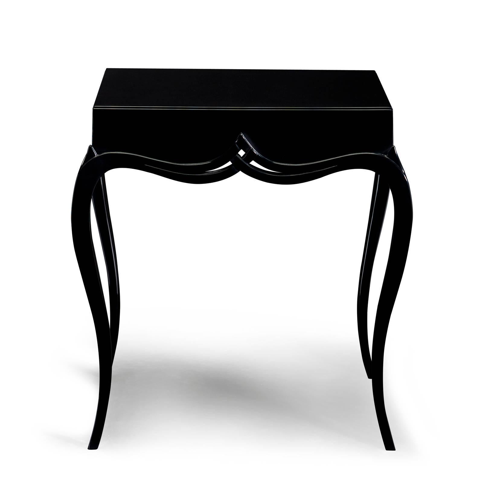 Anglais Table d'appoint ou table de nuit Stormy en acajou massif plaqué noir en vente
