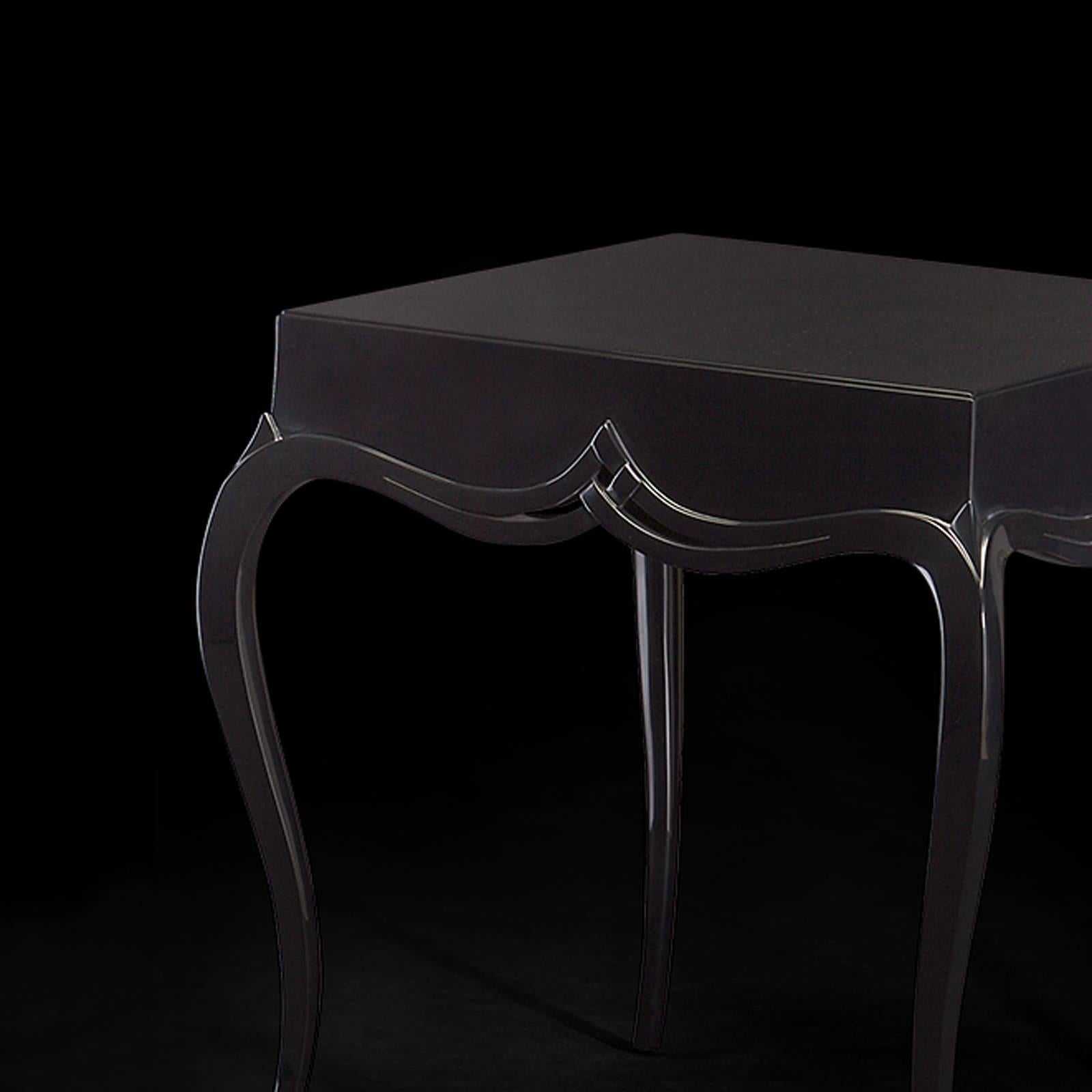 XXIe siècle et contemporain Table d'appoint ou table de nuit Stormy en acajou massif plaqué noir en vente