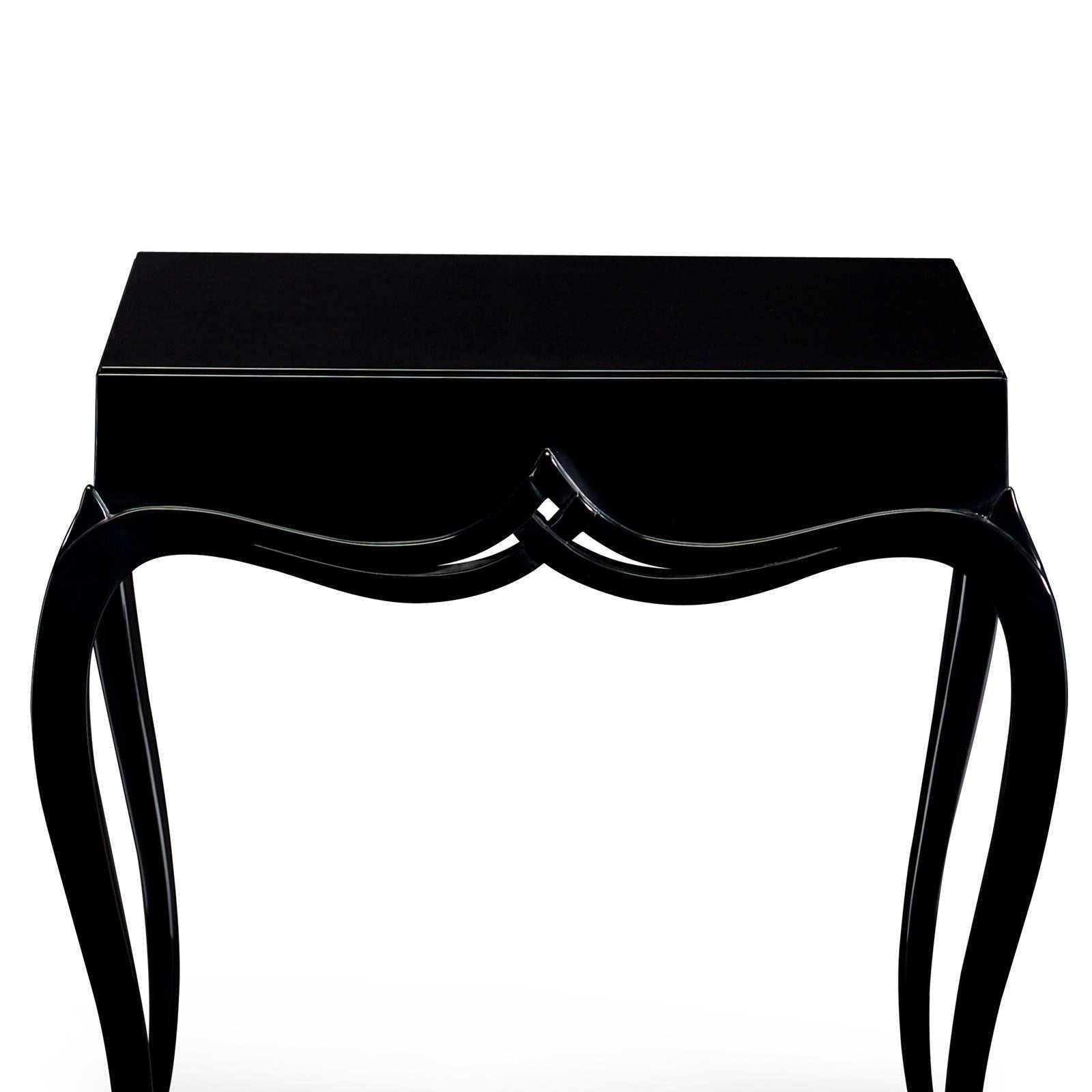 Stormy Beistelltisch oder Nachttisch aus schwarz furniertem massivem Mahagoni (Furnier) im Angebot