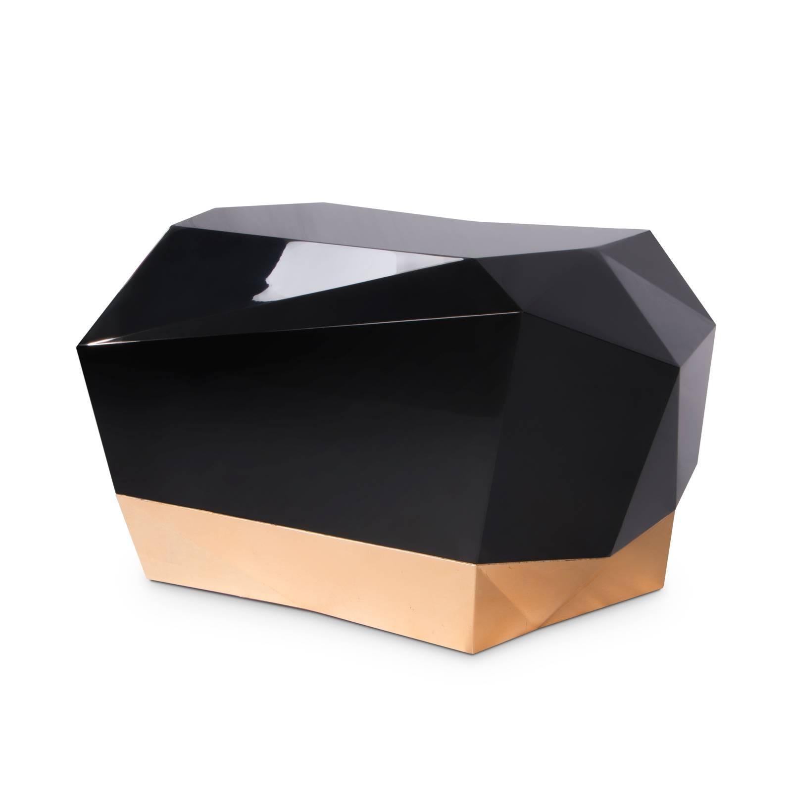 Nightstand Fortnox with structure in solid wood, 
black lacquered and high glossy varnish. With gold
leaf on base and inside. With one drawer.


