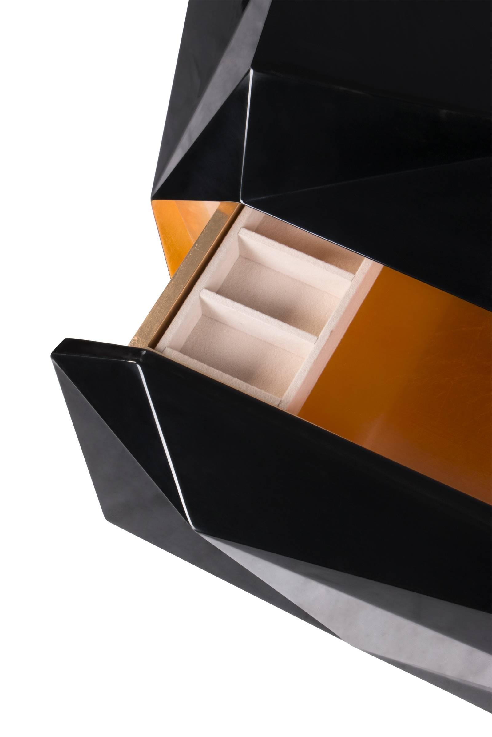 Fortnox-Nachttisch, schwarz lackiert, glänzender Lack und Blattgold (21. Jahrhundert und zeitgenössisch) im Angebot