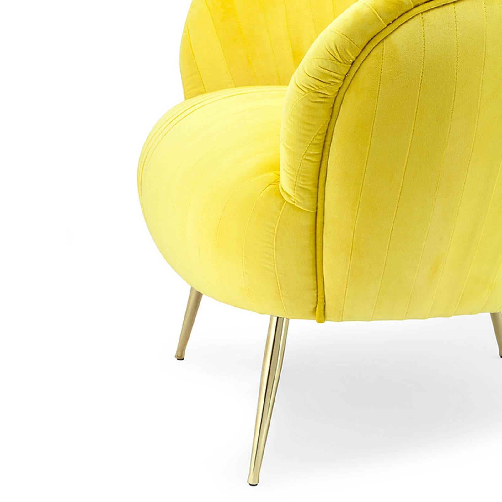 Armchair Diana upholstered in yellow velvet
with structure in solid wood. Feet in steel in gold 
finish. Also available in blue soft or black soft velvet.
