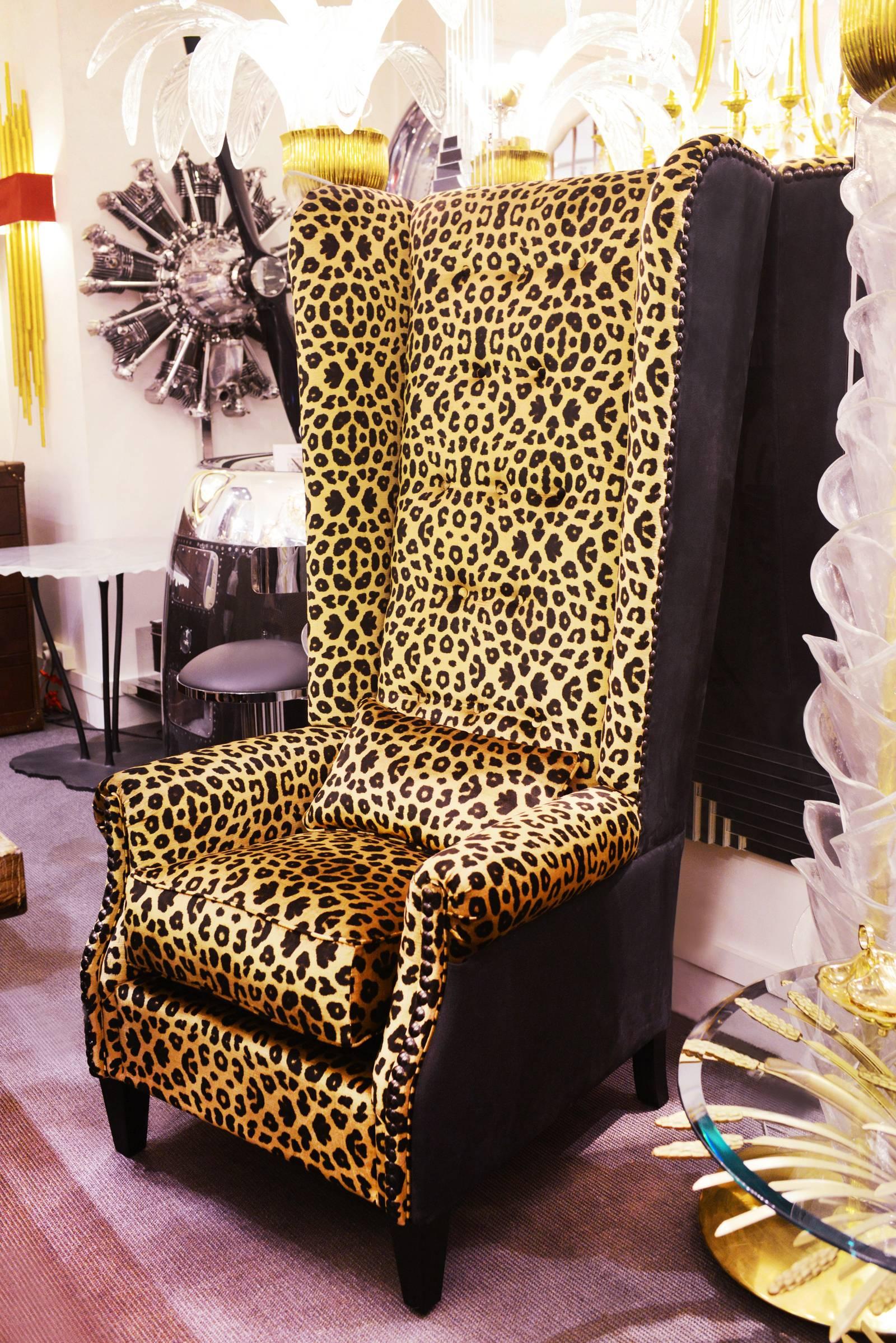 Sessel Leopard mit Struktur aus Massivholz,
gepolstert mit hochwertigem Leoparden-Samtstoff.
Seiten und Rücken mit hochwertigem Echtleder bezogen 
schwarzes Nubukleder. Nägel in schwarzer Bronzeausführung.
 