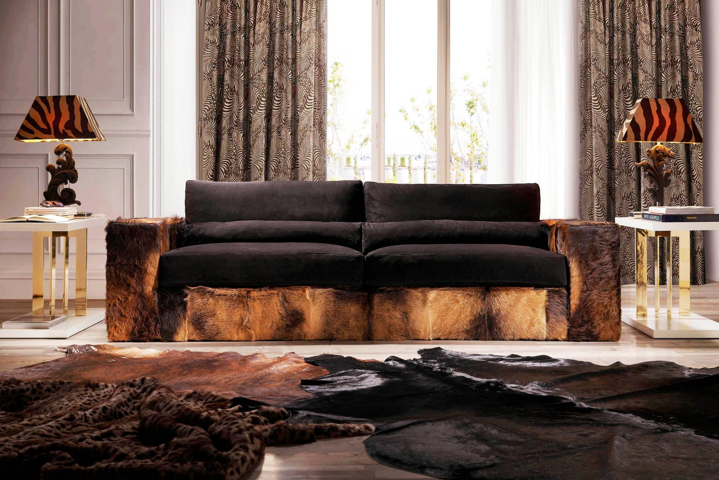 Sofa Patagonia with structure in solid wood. Sides and back
covered with real patagonia goatskin. Seat, back and cushions
upholstered with high quality black genuine nubuck leather.
