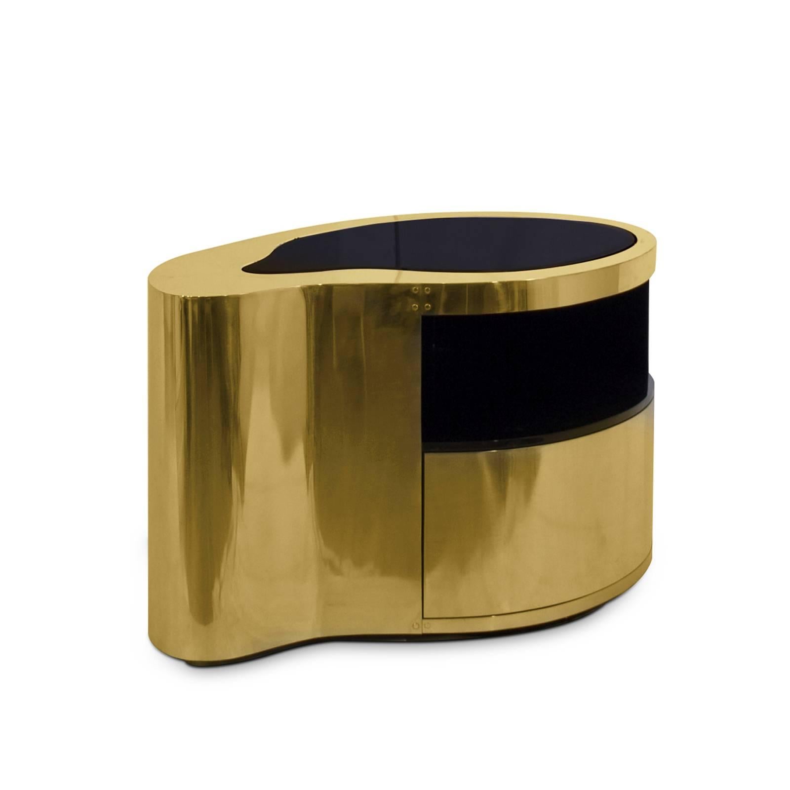 Table de nuit ou table d'appoint Curvy avec bois massif 
structure en cuivre et en finition laiton. Avec le noir 
base laquée avec un vernis brillant. Top dans
verre miroir noir.

