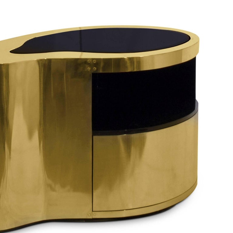 Curvy Nightstand or Side Table in Brass Finish In New Condition For Sale In Paris, FR