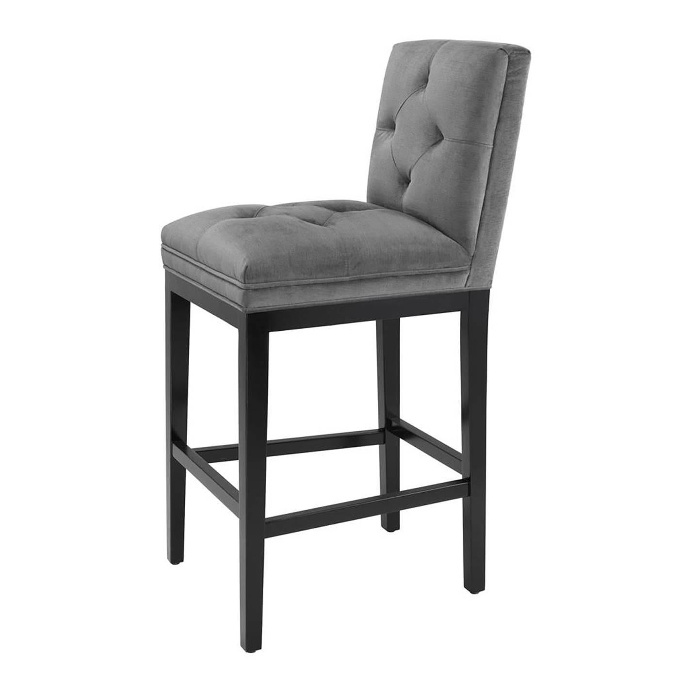 Bar Stool Grand Office upholstered with granite 
grey fabric with fire retardant treatment. Structure 
in solid wood and black legs. 
Also available in pebble grey fabric.
Also available in armchair, chair, sofa, swivel desk 
armchair.
