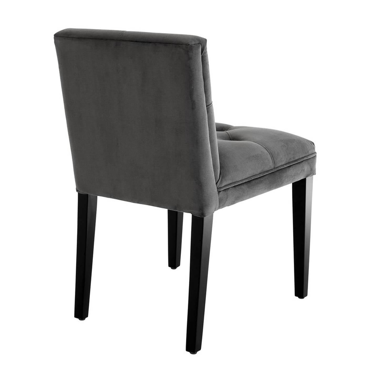 Chair Grand Office upholstered with granite 
grey fabric with fire retardant treatment. Structure 
in solid wood and black legs. 
Also available in pebble grey fabric.
Also available in armchair, bar stool, sofa, swivel desk 
armchair.
