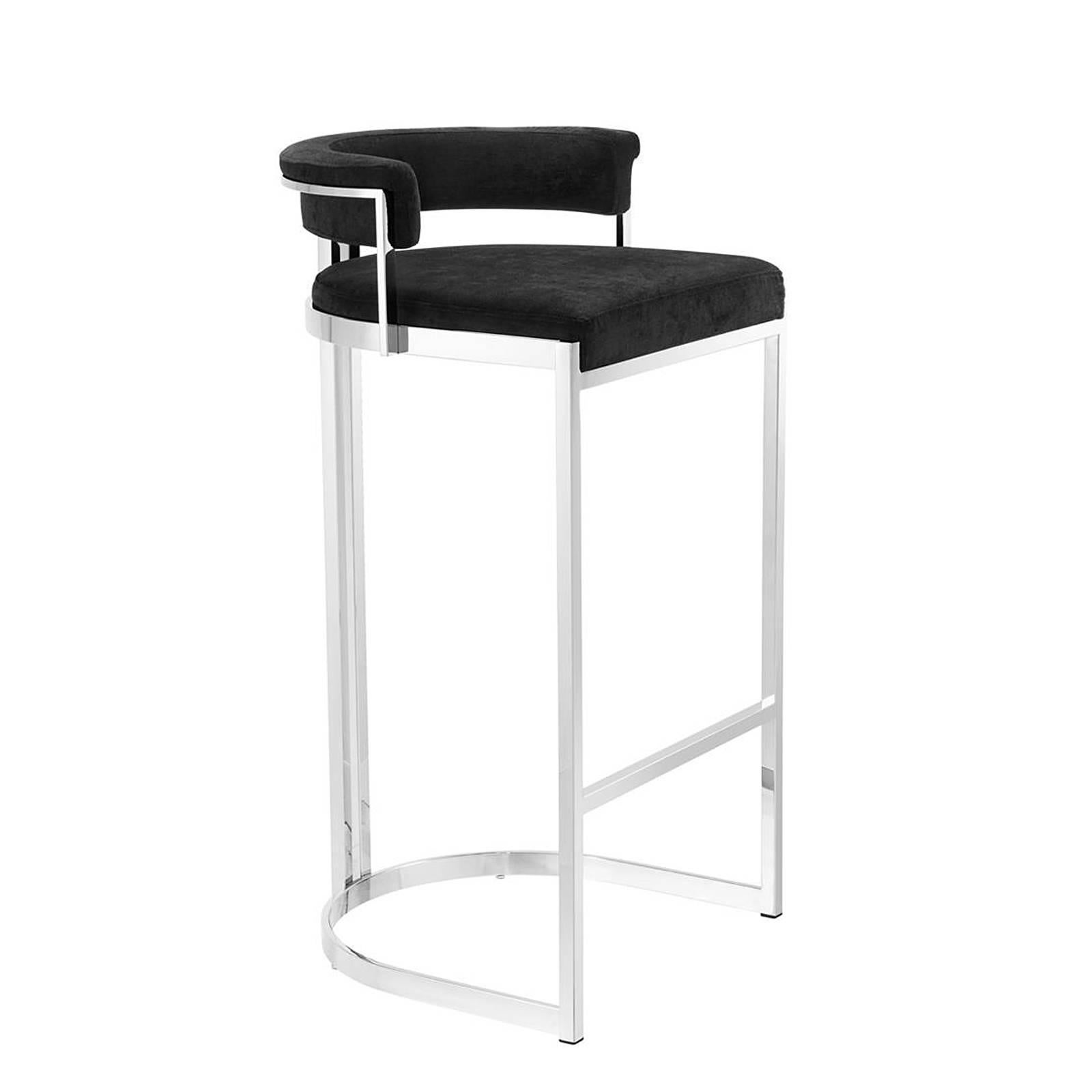 Bar Stool Kant L with structure in polished 
stainless steel. Seat upholstered with black 
velvet fabric, fire retardant treatment.
Also available in Bar Stool Kant M-Medium.

