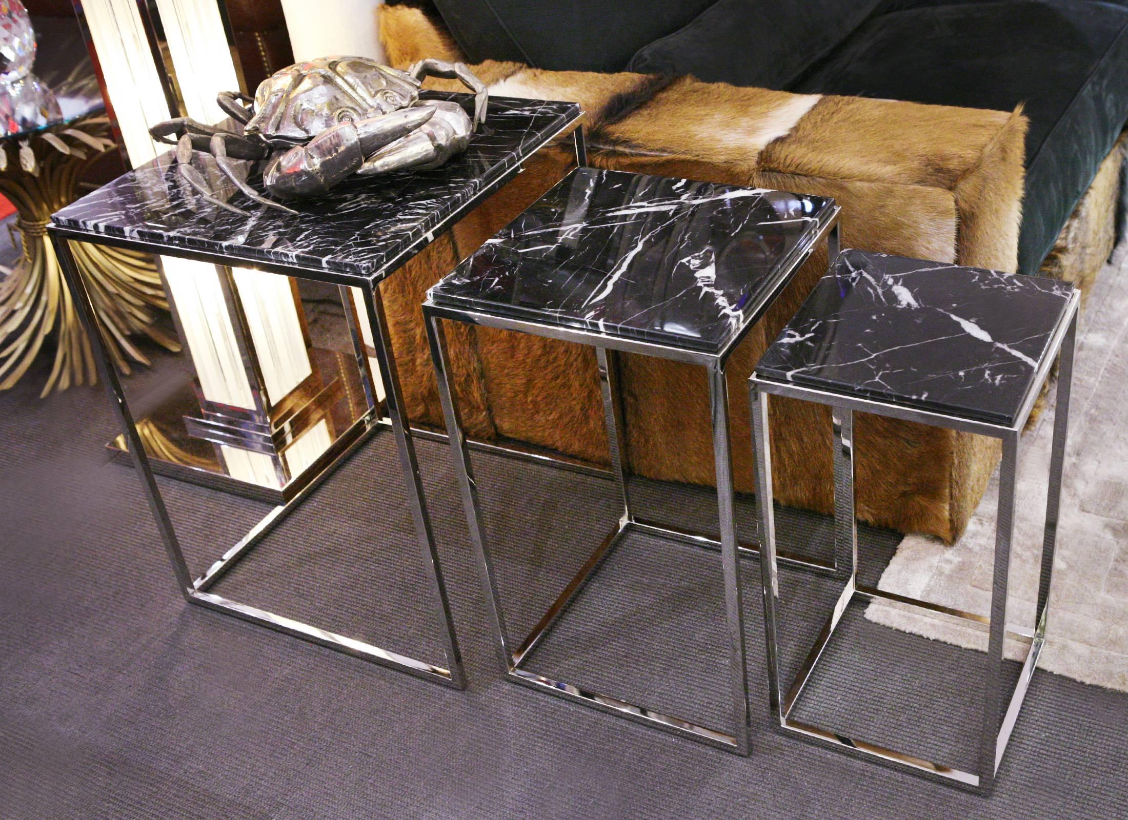 Side Table Set of 3 Trinita with structure in 
polished stainless steel. With black marble top. 
A/ L50xD50xH65cm.
B/L36xD36xH60cm.
C/L38xD28xH56cm.

