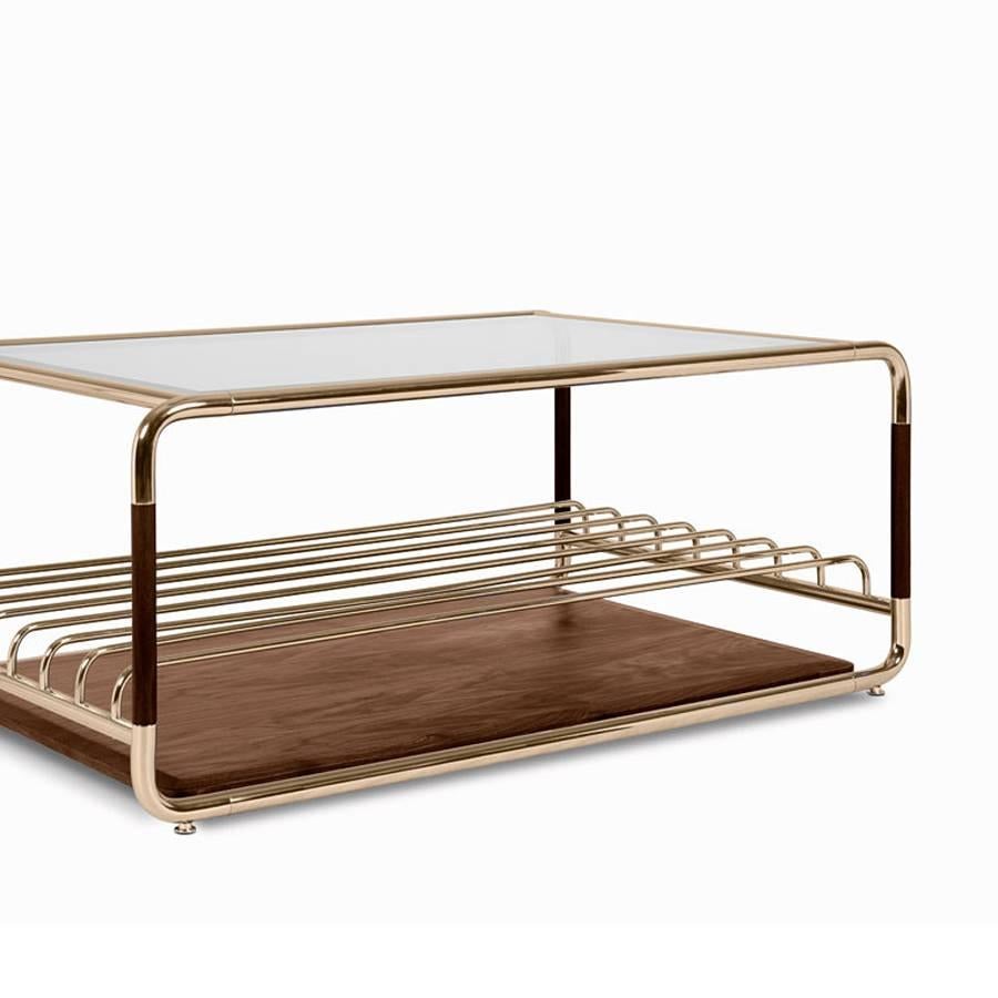 Table basse Goldfinger en laiton poli et noyer massif Excellent état - En vente à Paris, FR