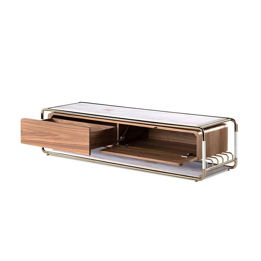 Biseauté Table de télévision Goldfinger en laiton poli et marbre blanc en vente