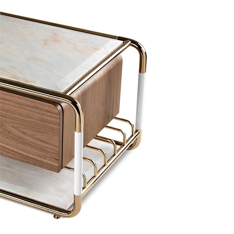 Table de télévision Goldfinger en laiton poli et marbre blanc Excellent état - En vente à Paris, FR