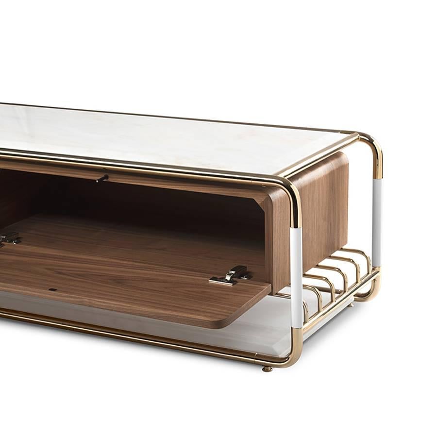 Goldfinger- TV-Tisch mit poliertem Messing und weißem Marmor im Angebot 1