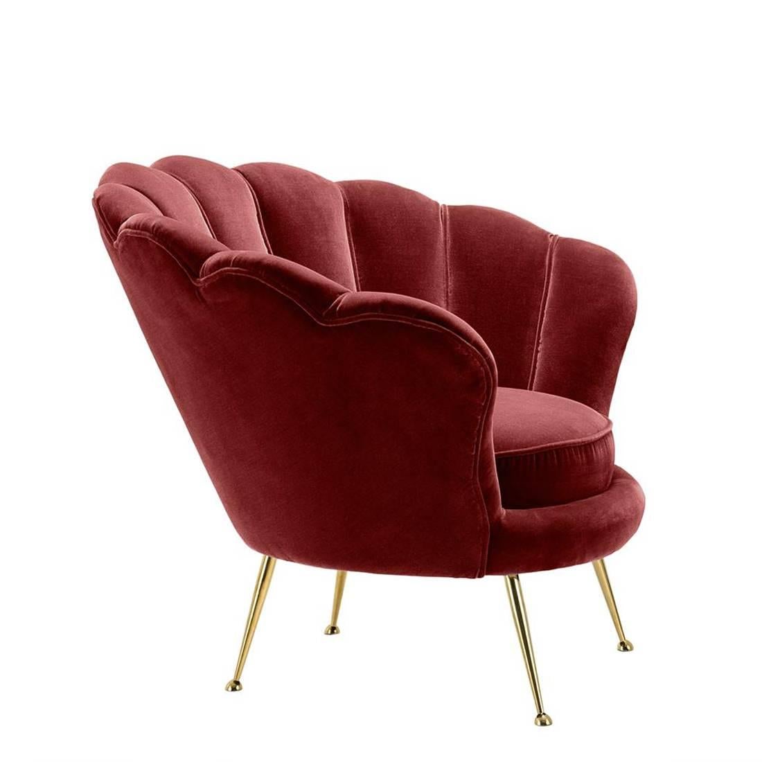 Armchair shell with structure in solid wood
and upholstered with red velvet. Fire retardant
treatment. With polished brass legs.
Also available with deep turquoise, or black,
or light green velvet fabric.
 