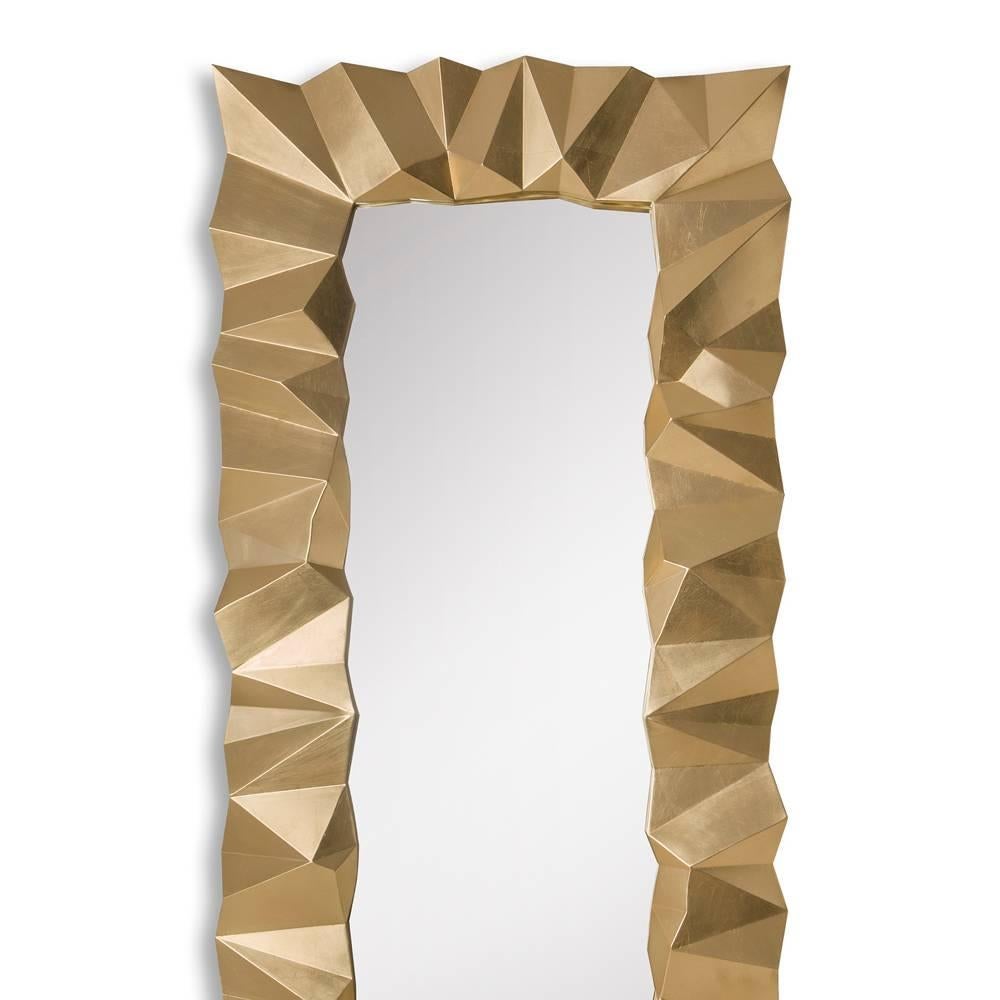 Miroir asymétrique avec structure en bois massif d'acajou.
Acajou sculpté à la main et peint avec une finition dorée.
Avec verre miroir.
 