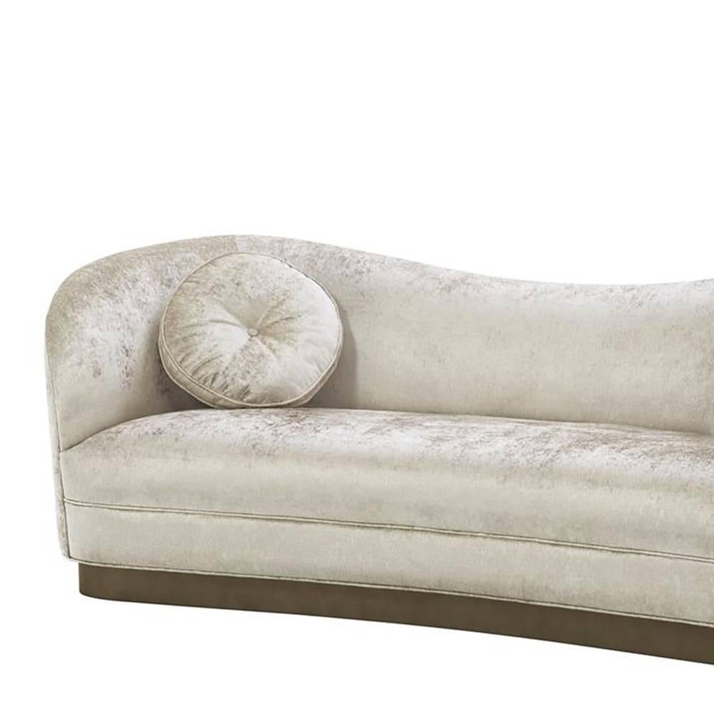 Sofa Kennedy with structure in solid wood.
Upholstered with off-white shiny fabric. With
fire retardant treatment.
With brushed solid bronze base. With two
cushions included.
