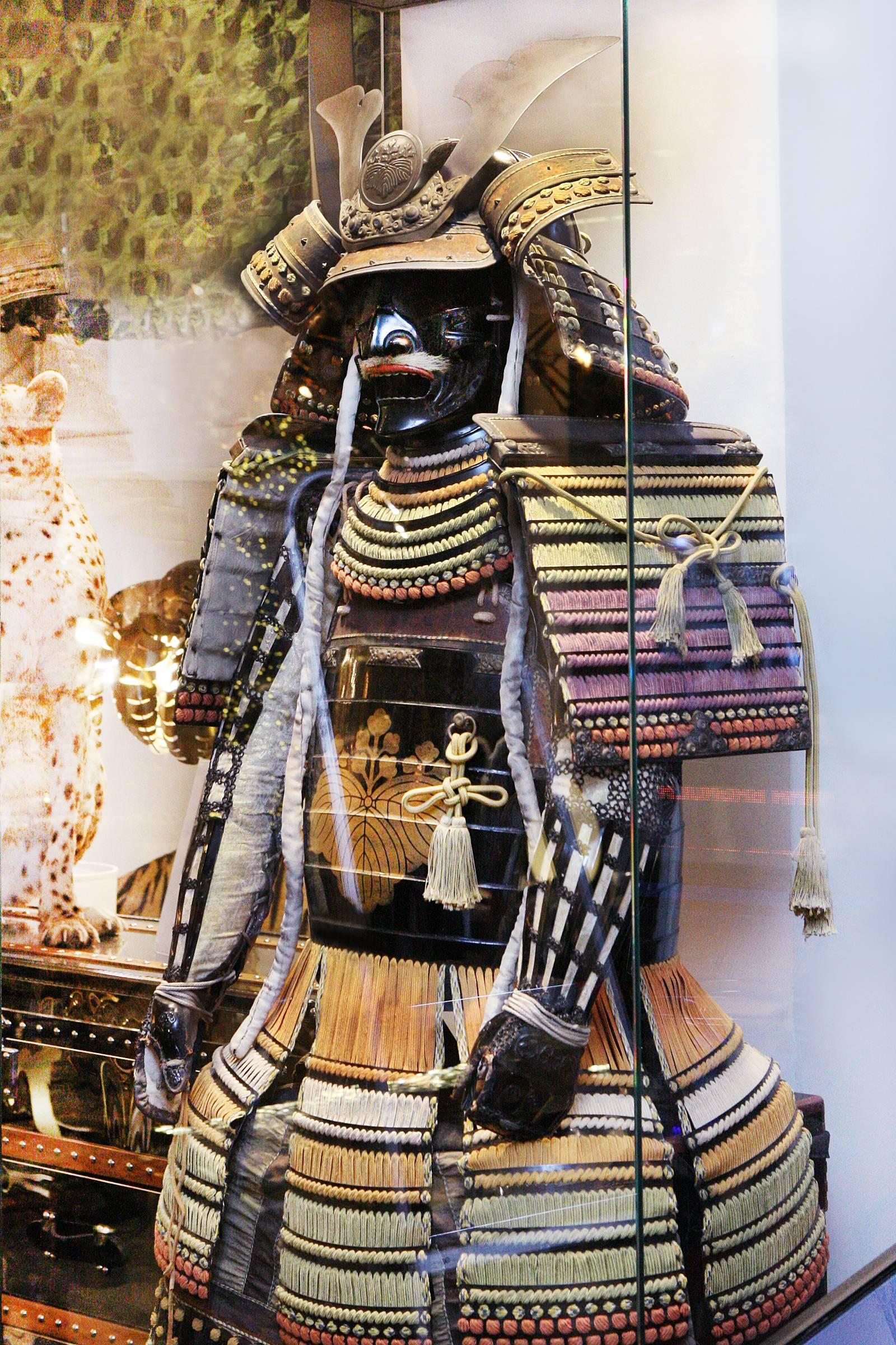 Samourai ceremonial armor, Yoroi Tosei Gusoku,
from Toyotomi family, Kumamoto. From Kyushu 
island. Meiji era (1868-1912). More than 100 years.
In very good condition. Under Led light glass box
included.
Armor: L 70 x D 45 x H 147cm.
Glass box: L 80