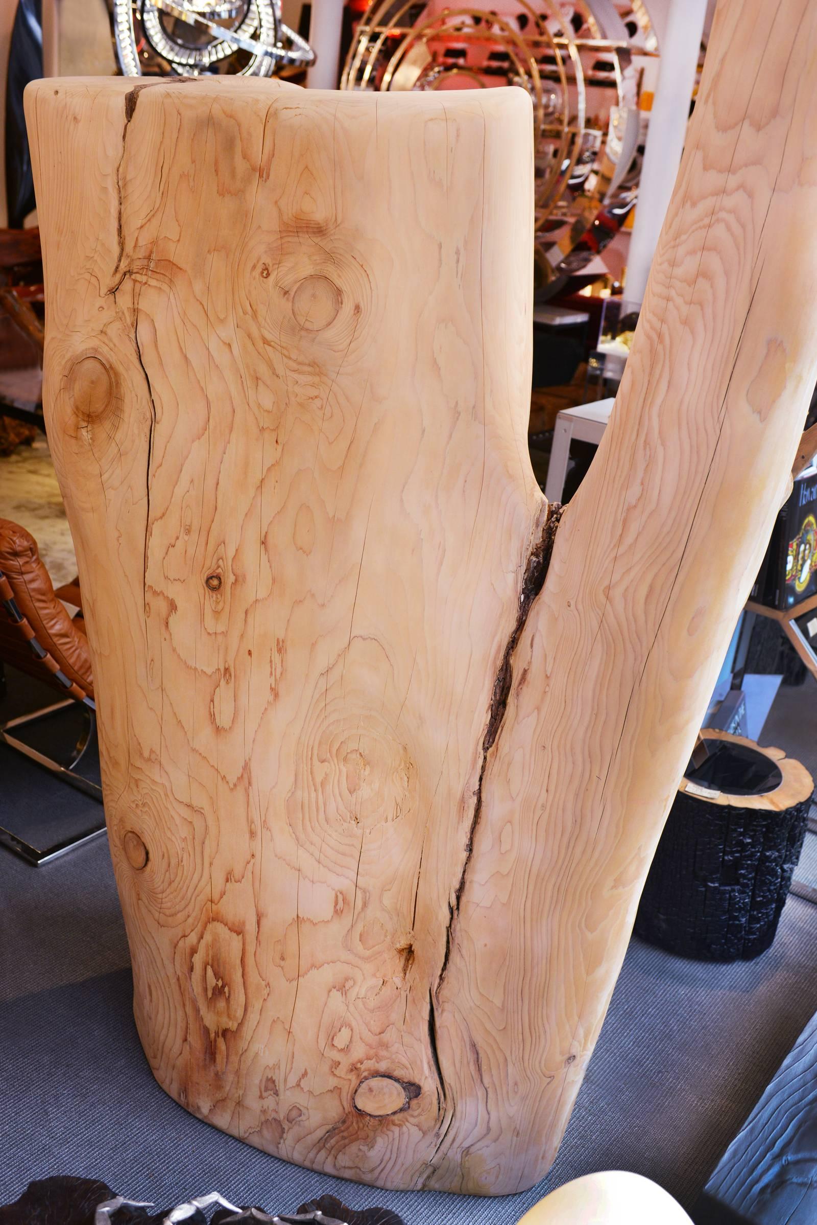 Trone Cedar Tree B in Hand-Carved Solid Cedar Wood In Excellent Condition In Paris, FR