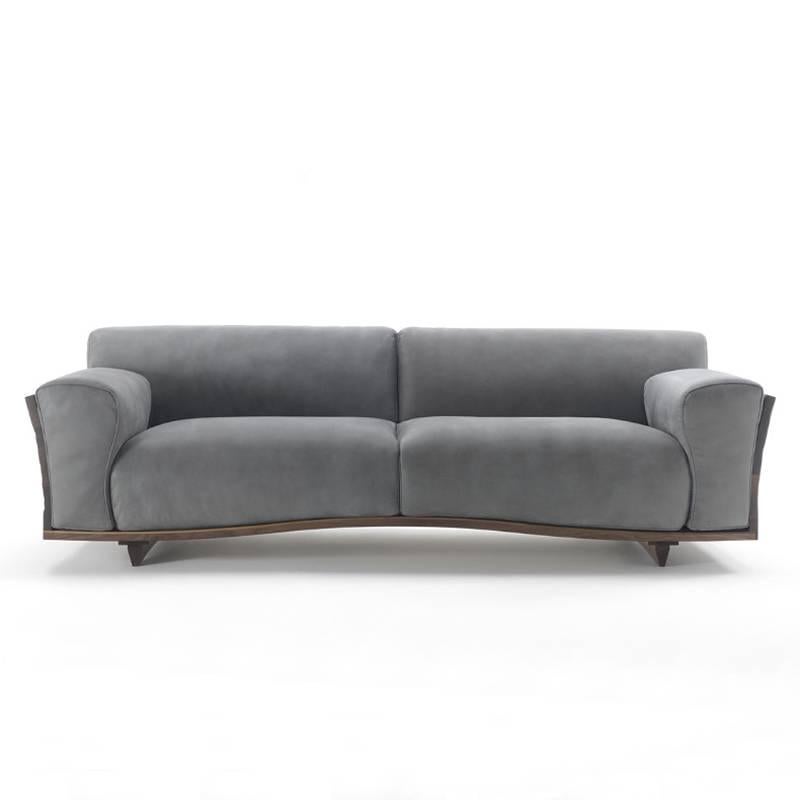 Sofa aus extremem Holz mit Struktur in handgeschnitzter, handpolierter Form,
handpatiniertes massives Nussbaumholz. Subtile Holzarbeit gepolstert
und bezogene Sitzfläche, Rückenlehne und Armlehnen mit hochwertigem, grauem 
leder Katze D4. 
Auf