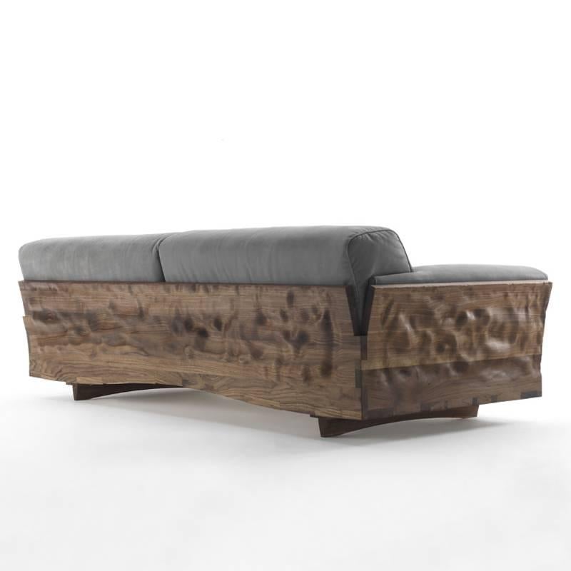 Sofa aus massivem Nussbaumholz und echtem grauem Leder (Italienisch) im Angebot