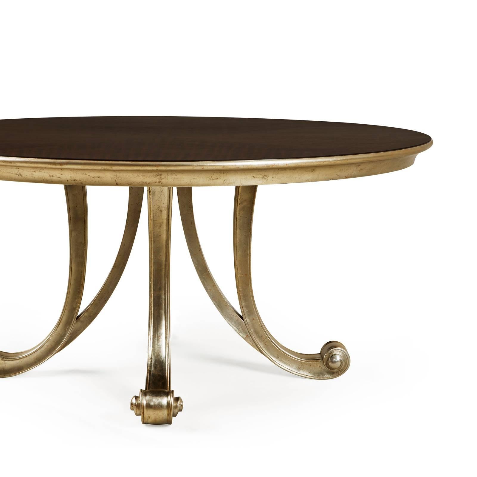 Anglais Table ronde Orcade en bois d'acajou massif et peinture dorée en vente