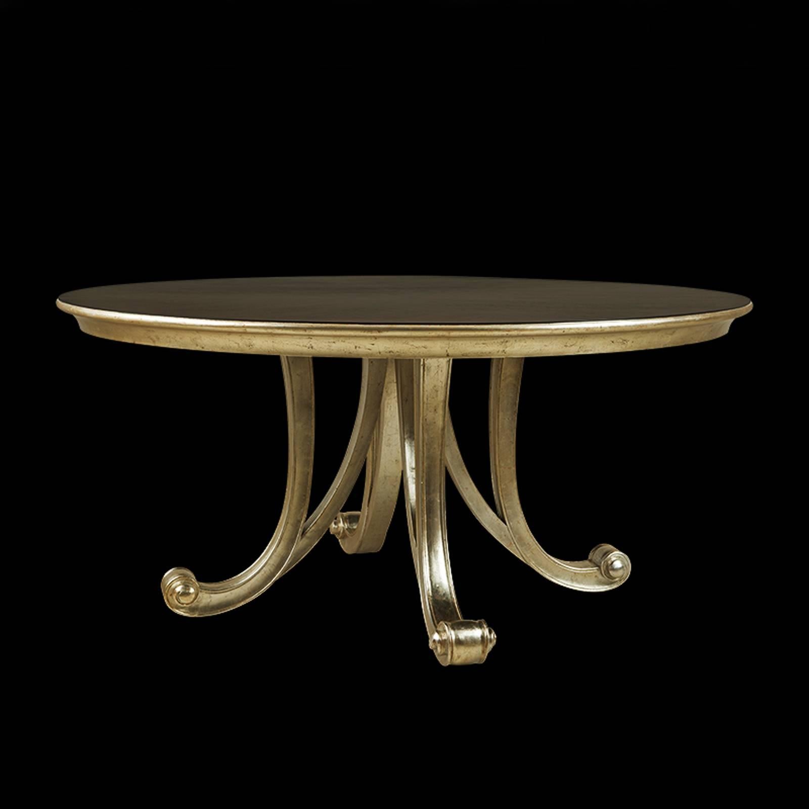 Acajou Table ronde Orcade en bois d'acajou massif et peinture dorée en vente