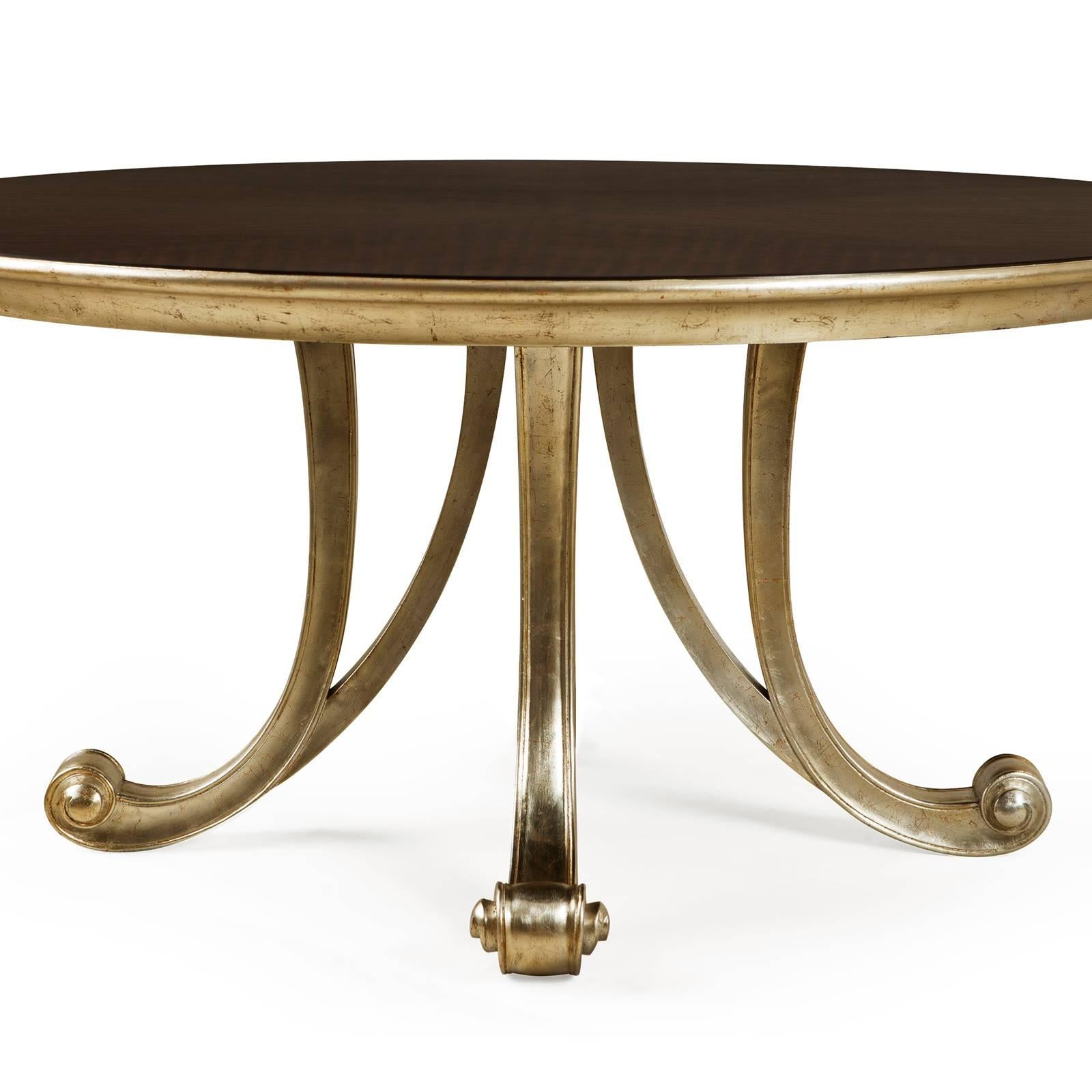 Doré Table ronde Orcade en bois d'acajou massif et peinture dorée en vente